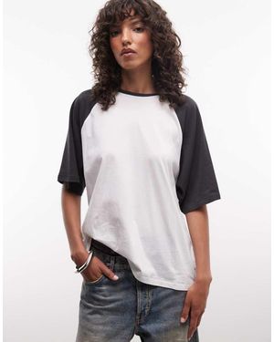 Weekday T-Shirt Squadrata Sporco Con Maniche Raglan A Contrasto - Bianco