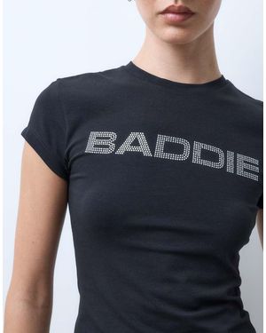 Collusion Camiseta Con Diseño Encogido Negra Con Tachuelas Y Estampado 'Baddie' - Azul