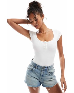 Miss Selfridge Body côtelé à manches courtes et détail boutonné - Blanc