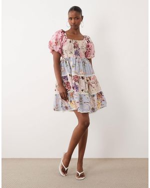 Y.A.S – minikleid im milchmädchen-stil mit buntem patchwork-blumenmuster und puffärmeln - Weiß