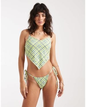 Daisy Street – bandana-bikinioberteil und seitlich gebundene bikinihose mit blau-grünem karomuster