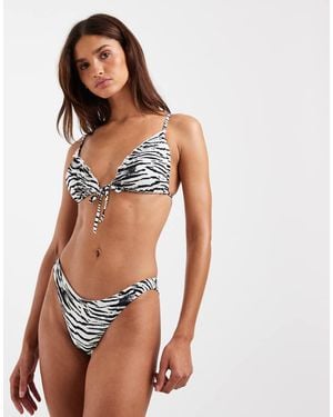 Vero Moda Top Bikini A Triangolo Allacciato Sul Davanti Con Bordo A Volant E Stampa Zebrata - Bianco