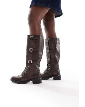 SEQWL Botas Por La Rodilla Marrón Desgastado Con Cordones Y Detalle De Hebilla Twix De - Negro