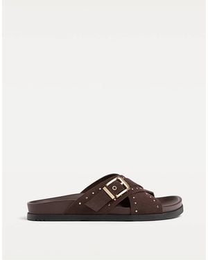 Stradivarius Claquettes plates en cuir clouté - Marron
