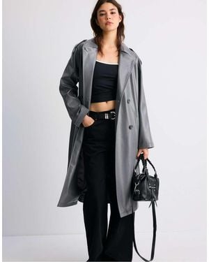 Stradivarius Trench Lungo Effetto Pelle Scuro - Nero
