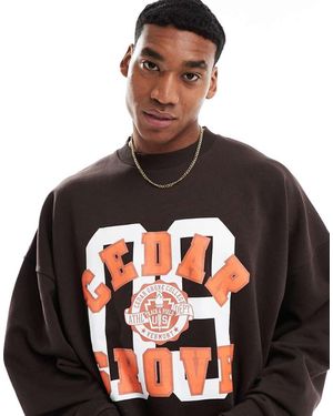 ASOS Felpa Super Oversize Squadrata Con Stampa Sul Petto - Marrone
