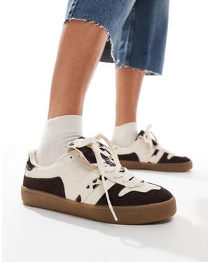 Stradivarius – sneaker aus leder mit kuhfellmuster - Blau