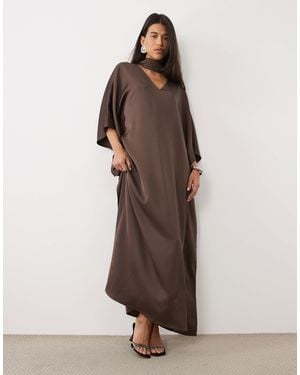 Pretty Lavish Satin-kleid mit choker-detail, kimonoärmeln und maxi-länge - Braun