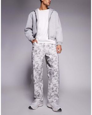 ASOS Vaqueros Grises De Corte Recto Suelto Con Estampado De Camuflaje De