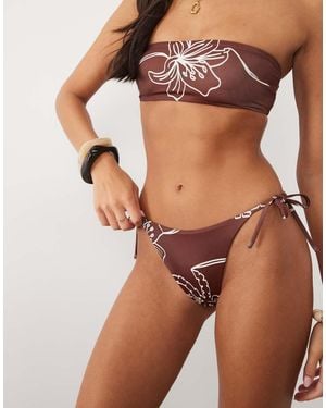 ASOS Slip Bikini Con Laccetti Laterali Color Cioccolato Con Stampa Di Palme - Marrone