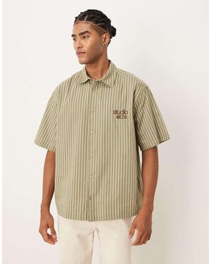 ASOS Camisa A Rayas De Corte Estándar Con Bordado En El Pecho De -Verde - Neutro