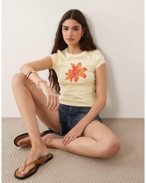 New Look Camiseta Amarilla Con Diseño Encogido Y Estampado De Flor Del Lazo Atigrada - Neutro