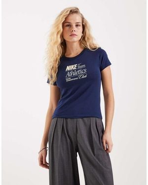 Nike Chill Cropped Graphic T-shirt - Blue