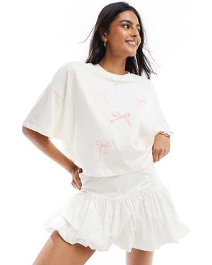 ONLY T-Shirt Corta Bianca Con Stampa Di Fiocchi Rosa Sparsi - Bianco