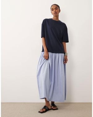ASOS – hybrid-t-shirt-midikleid mit gestreiftem baumwollrock - Blau