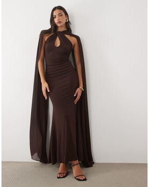 TFNC London Robe longue près du corps à col halter, détail goutte d'eau et manches cape, chocolat - Marron