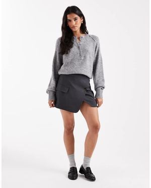 ASOS Minifalda Cruzada Con Botón Y Detalle De Bolsillo De - Gris