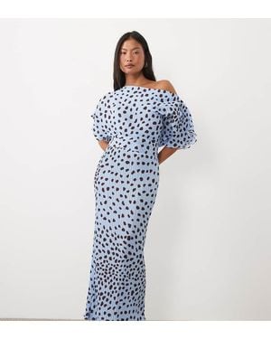 Never Fully Dressed Tilly Vestido Largo Plisado Con Hombros Descubiertos Y Estampado De Ciervos En Azul Claro-Multi