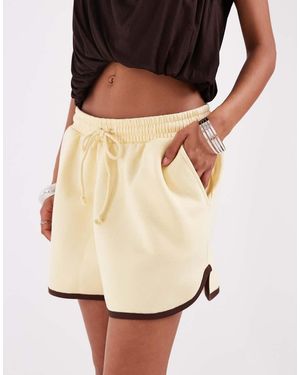 ASOS Pantalones Cortos Amarillos De Estilo Velocista Con Detalles Marrones - Neutro