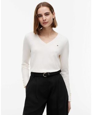 Tommy Hilfiger Pull à col v et boutons dorés aux poignets - blanc