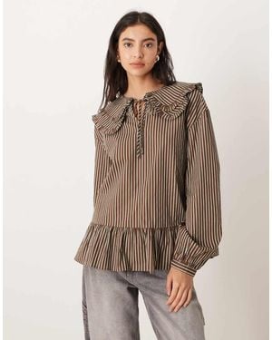 Glamorous Blusa Marrón Y Azul A Rayas Con Cuello De Solapas Dobles Grandes De - Neutro