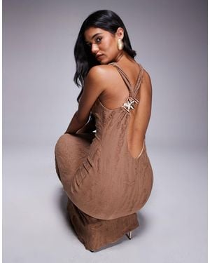 ASOS Robe mi-longue texturée à décolleté plongeant avec étoile métallique - Marron
