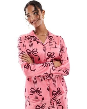 Chelsea Peers – pyjama aus satin mit schleifenmuster mit langärmligem oberteil mit reverskragen - Pink