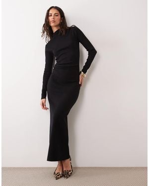 4th & Reckless Robe longue en maille fine à col montant avec détail métallique et taille cintrée en - black - Noir