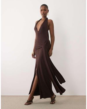 TFNC London Vestido Maxi Fluido Con Cuello Halter Y Escote Pronunciado En-Marrón