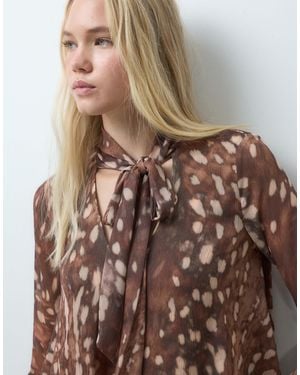 Mango Bluse mit bindekragen, langen ausgestellten ärmeln und hirsch-print - Braun