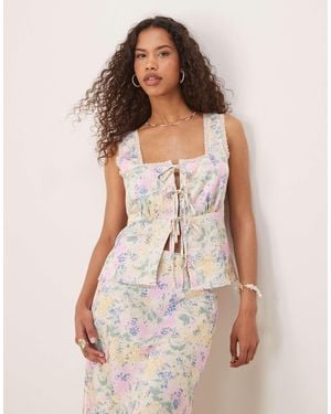 Y.A.S Caraco d'ensemble en satin noué devant avec bordures en dentelle - imprimé fleurs sauvages - Neutre