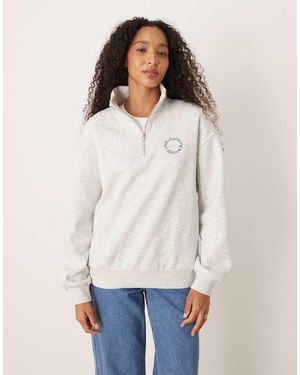 Gina Tricot Felpa Mélange Con Zip Corta E Scritta "Charming Society Club" - Bianco