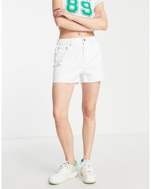 Jdy Pantaloncini Di Jeans A Vita Alta Con Fondo Grezzo Lavaggio Azzurro - Bianco