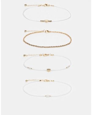 ASOS – 4er-pack fußkettchen mit weißen kunstperlen und herzanhängern
