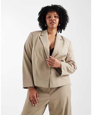 Pieces Plus Pieces curve - blazer d'ensemble court et ajusté - beige - Neutre