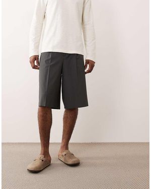 ASOS Pantalones Cortos De Sastre Estilo Bermudas Extragrandes Con Raya Diplomática Y Pinzas - Neutro