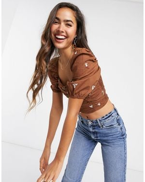 Camiseta con hombreras stradivarius hotsell
