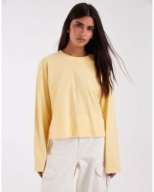 ASOS Camiseta Cropped Boxy De Manga Larga En Color Crema - Amarillo