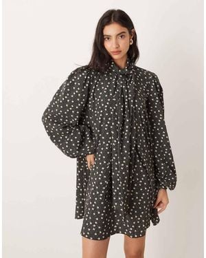 Glamorous Aangerimpelde Mini Jurk Met Gestrikte Hals, Ballonmouwen En Stippen Bloemenprint - Zwart