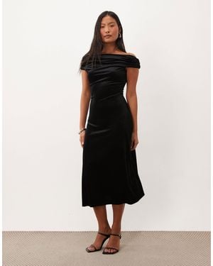 Nobody's Child Petite Pippa midikleid aus samt mit carmen-ausschnitt - Schwarz