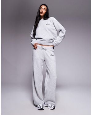 Kaiia Pantalon d'ensemble ample en maille avec broderie logo - clair - Bleu