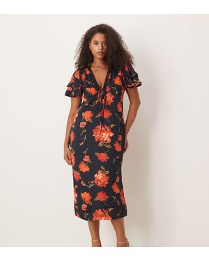 Hope & Ivy Plus Vestido De Tarde Midi Negro Con Estampado Floral Rojo, Cuello De Pico Y Mangas De Volantes De