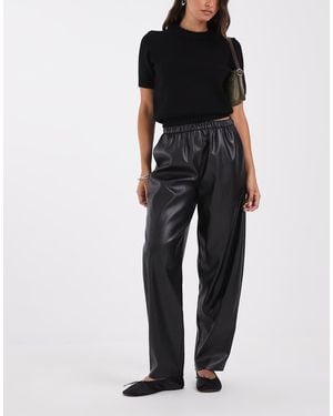 ASOS Jogger Van Imitatieleer Met Smaltoelopende Pijpen - Zwart