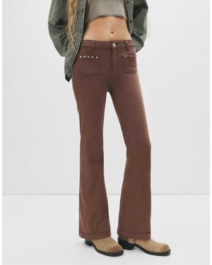 Pull&Bear – mit nieten besetzte bootcut-jeans - Braun