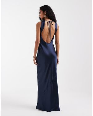 Pretty Lavish Vestido Largo Con Cuello Desbocado Y Espalda Al Aire De Satén Everlee De - Azul