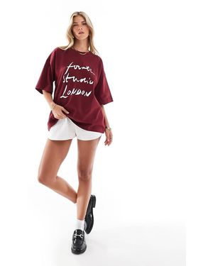 4th & Reckless T-Shirt Bordeaux Con Grafica "Fourth Studio London" - Rosso