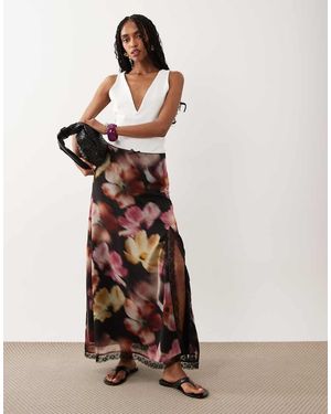Miss Selfridge Gonna Midi Con Stampa Floreale Sfocata E Orlo A Festoncino - Bianco