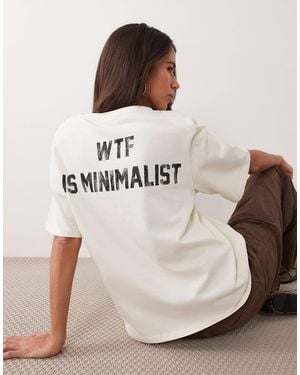 ASOS T-shirt mit schulterpolstern und grafik "wtf is minimalist" - Natur
