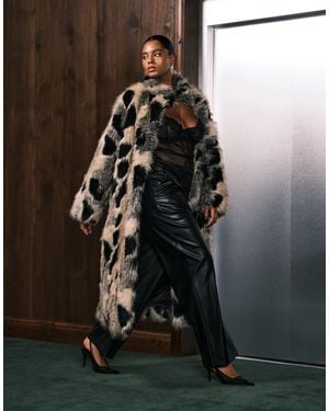 ASOS Asos design curve – longline-mantel aus kunstpelz mit flickenoptik - Schwarz