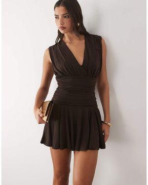 TFNC London Vestido Corto Con Escote Pronunciado Y Bajo Con Volante En Color Chocolate-Marrón - Negro
